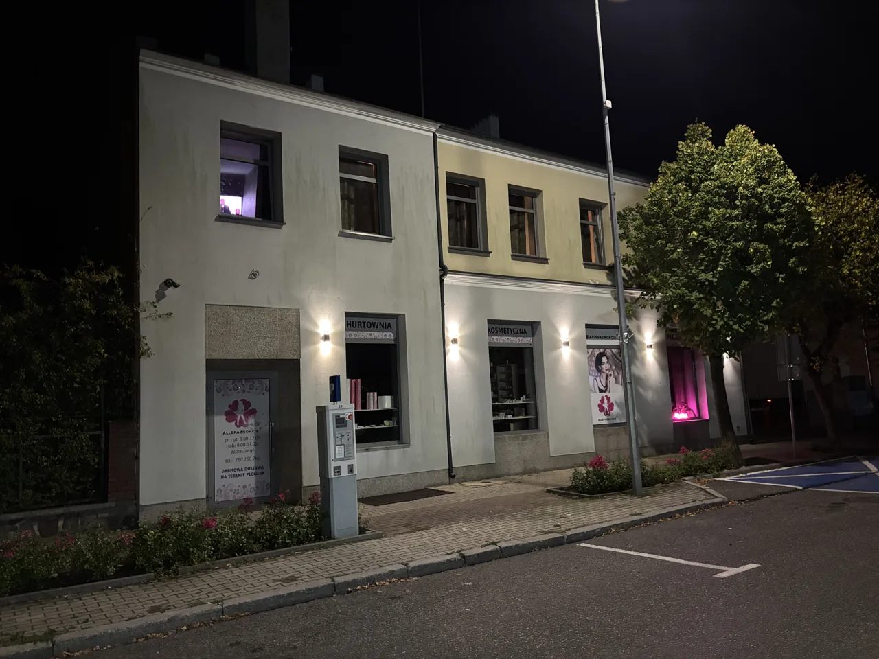 Front hotelu po zmroku