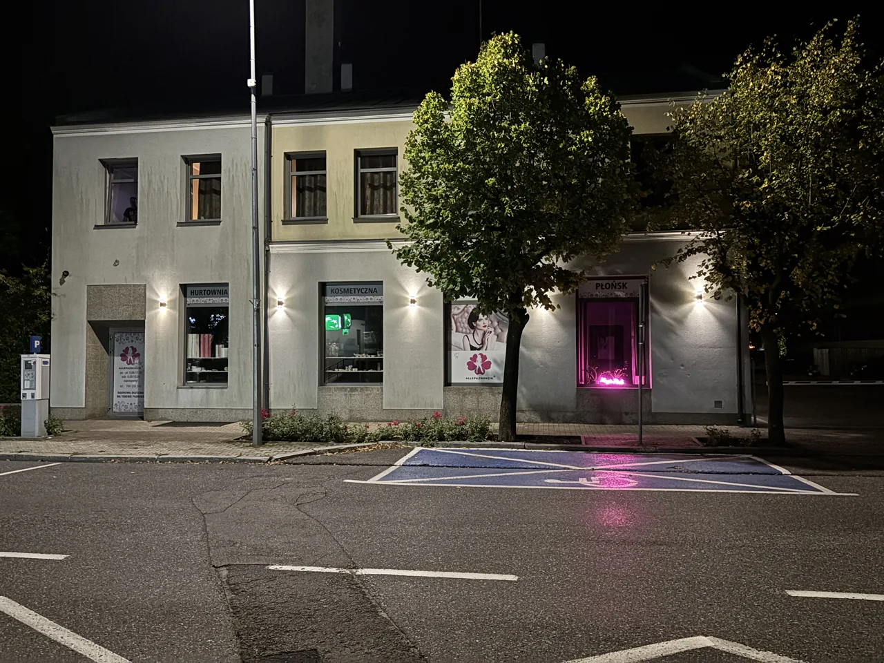 Oświetlony front budynku hotelu