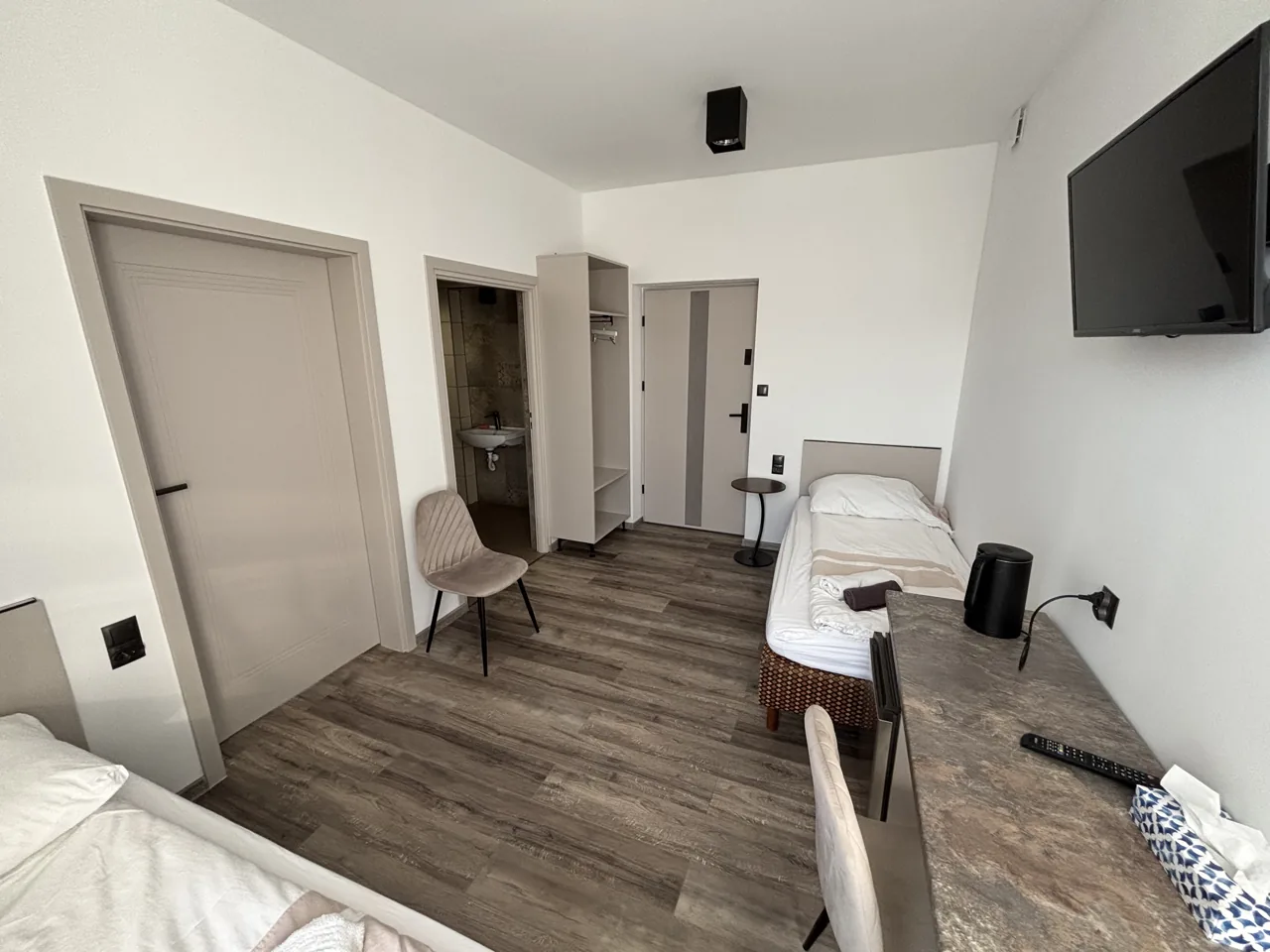 Kolejne ujęcie odnowionego pokoju hotelowego